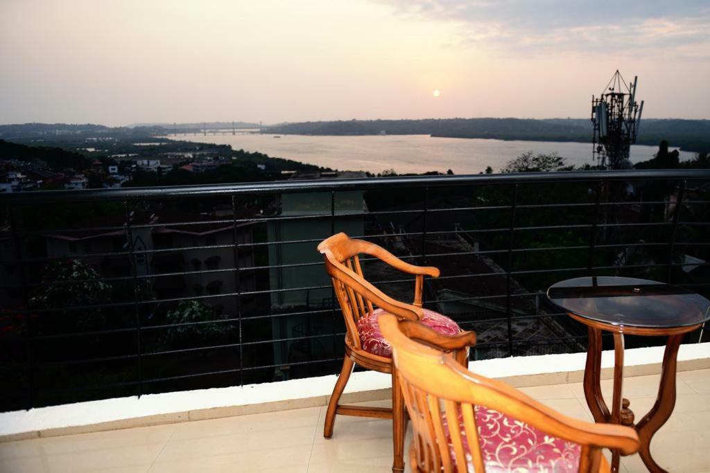 3 Bhk Apartment With River View ปณชี ภายนอก รูปภาพ