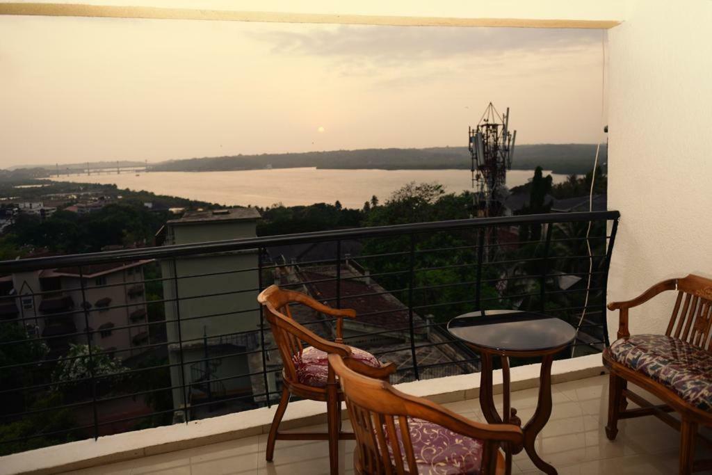 3 Bhk Apartment With River View ปณชี ภายนอก รูปภาพ